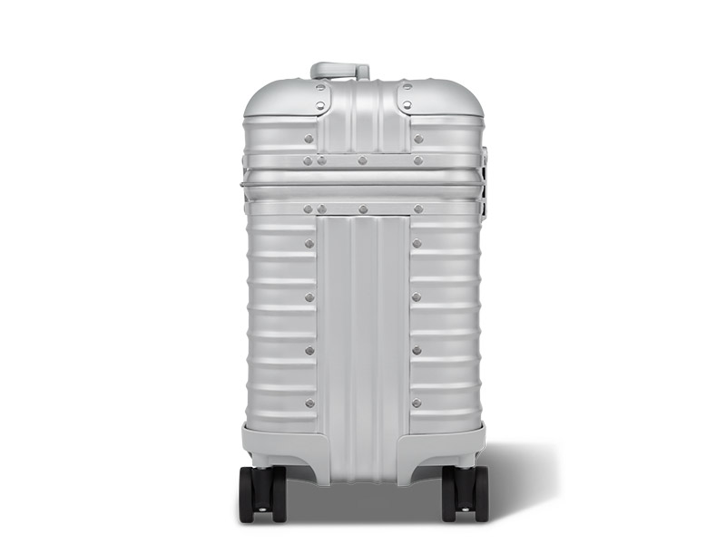 حقيبة ORIGINAL PILOT SILVER الجديدة تعيد صياغة تصميم كلاسيكي من RIMOWA ليخلب ألباب المسافرين في رحل عمل والفنانين على حدٍّ سواء